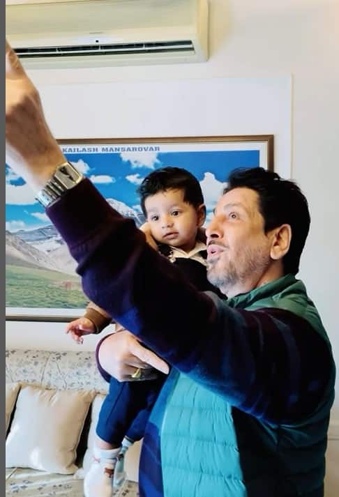 ਉਨ੍ਹਾਂ ਦੁਨੀਆਂ ਭਰ ਵਿੱਚ ਵੱਖਰਾ ਮੁਕਾਮ ਹਾਸਿਲ ਕੀਤਾ ਹੈ। ਦੱਸ ਦੇਈਏ ਕਿ ਗੁਰਦਾਸ ਮਾਨ ਆਪਣੇ ਗੀਤਾਂ ਅਤੇ ਨਿੱਜੀ ਜ਼ਿੰਦਗੀ ਦੇ ਚੱਲਦਿਆਂ ਅਕਸਰ ਸੁਰਖੀਆਂ ਵਿੱਚ ਰਹਿੰਦੇ ਹਨ। ਇਸਦੇ ਨਾਲ ਹੀ ਉਹ ਆਪਣੇ ਪ੍ਰਸ਼ੰਸਕਾਂ ਵਿਚਾਲੇ ਸੋਸ਼ਲ ਮੀਡੀਆ ਹੈਂਡਲ ਰਾਹੀਂ ਹਮੇਸ਼ਾ ਐਕਟਿਵ ਵੀ ਰਹਿੰਦੇ ਹਨ। ਉਨ੍ਹਾਂ ਦੇ ਵੀਡੀਓ ਅਤੇ ਤਸਵੀਰਾਂ ਅਕਸਰ ਸੋਸ਼ਲ ਮੀਡੀਆ ਉੱਪਰ ਛਾਏ ਰਹਿੰਦੇ ਹਨ।