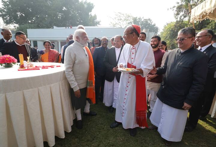 এদিন তাঁর বাসভবনে ছিল ছোট সাংস্কৃতিক অনুষ্ঠান। খুদেদের সঙ্গে দাঁড়িয়ে প্রধানমন্ত্রীকে ফটো তুলতেও দেখা যায়।