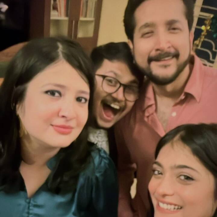 বিয়ের পর রিসেপশনেও একদম সিম্পল অথচ এলিগেন্ট লুকে পিয়া। সাটিনের নীল রঙা ওয়ানপিস ড্রেসে দেখা মিলল পরম ঘরণীর। একদম ছিমছাম সাজ। খোলা চুলে অপূর্ব লাগছে তাঁকে। বউয়ের সঙ্গে মিল রেখে শার্ট আর কালো ব্লেজারে পাওয়া গেল পরমব্রতকে। ছবি- ইনস্টাগ্রাম