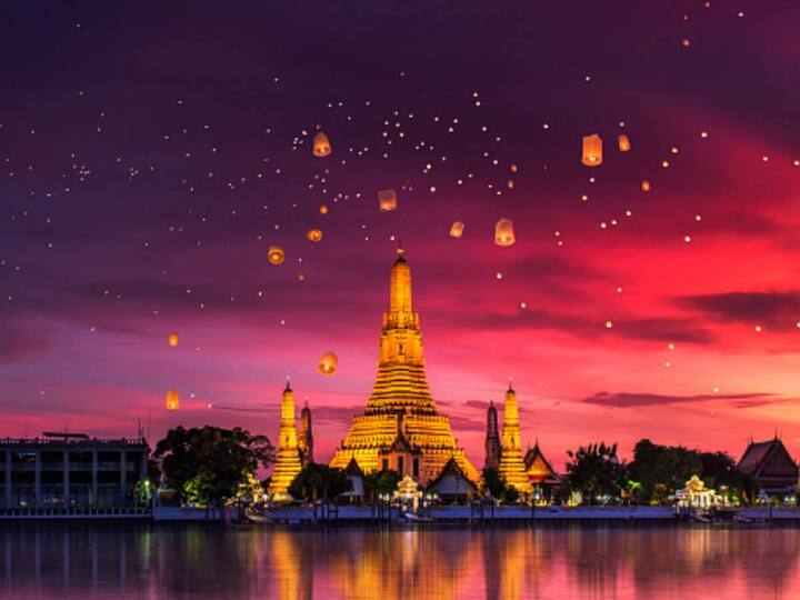 Singapore: Known for its vibrant culture and welcoming atmosphere, Singapore is an ideal destination for New Year's Eve celebrations. Families can enjoy fun rides, while iconic locations like Marina Bay, Siloso Beach, and Wave House at Sentosa host lively festivities. (Image Source: Getty Images)