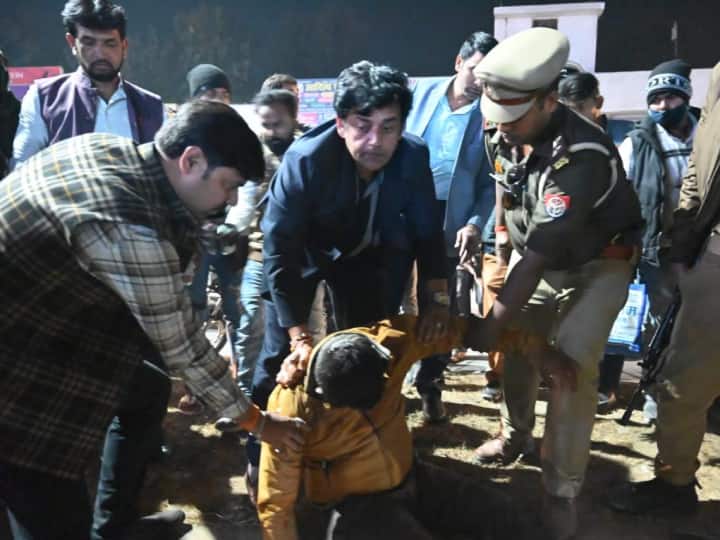 Gorakhpur BJP MP Ravi Kishan help man in injured in road accident Sent to hospital by ambulance ann Gorakhapur News: घायल युवक को देख बीजेपी सांसद रवि किशन ने रोका काफिला, एम्बुलेंस से भिजवाया अस्पताल