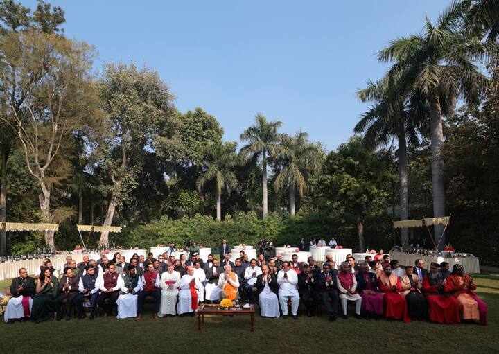 প্রধানমন্ত্রী পরনে ছিল পাঞ্জাবি-চুড়িদার। তার সঙ্গে ছিল সাদা রঙের সোয়েটার এবং গেরুয়া রঙের শাল।
