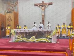 Merry Christmas: वाराणसी में देर रात गिरजाघरों में गूंजी घंटियों की आवाज, तस्वीरों में देखें आकर्षक चर्च का नजारा