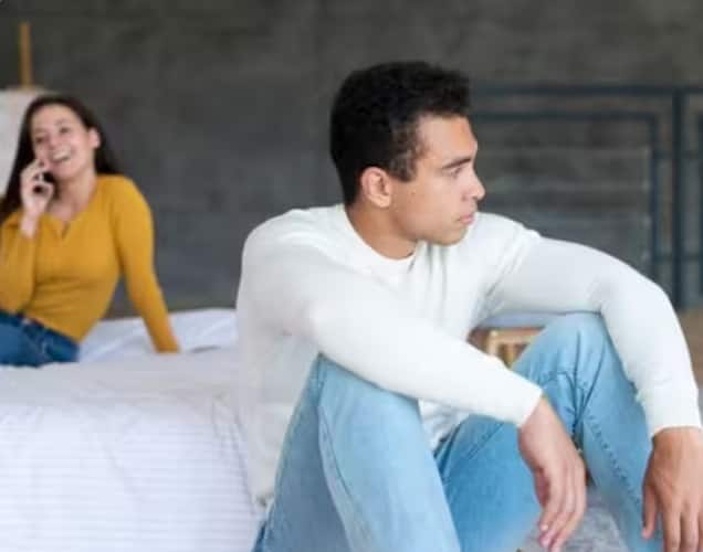 ਜੇਕਰ ਤੁਹਾਡਾ ਪਤੀ ਜੋ ਹਮੇਸ਼ਾ ਤੁਹਾਡੇ ਨੇੜੇ ਰਹਿੰਦਾ ਸੀ, ਹੁਣ ਦੂਰ-ਦੂਰ ਰਹਿਣ ਲੱਗ ਗਿਆ ਹੈ, ਤਾਂ ਹੋ ਸਕਦਾ ਹੈ ਕਿ ਤੁਸੀਂ ਸਰੀਰਕ ਸਬੰਧ ਨਾ ਬਣਾ ਰਹੇ ਹੋਵੋ। ਇਸ ਲਈ ਸਮ ਜਾਓ ਕਿ ਇਹ ਇੱਕ ਵੱਡਾ ਸੰਕੇਤ ਹੋ ਸਕਦਾ ਹੈ ਕਿ ਉਹ ਕਿਸੇ ਹੋਰ ਨਾਲ ਰਿਲੇਸ਼ਨਸ਼ਿਪ ਵਿੱਚ ਹੈ।