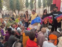 In Pics: कारागार मंत्री धर्मवीर प्रजापति पहुंचे मथुरा जेल, कैदियों से बातचीत कर बांटे कंबल, देखें तस्वीर