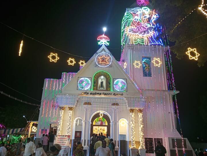 கரூர் மாநகரப் பகுதியில் புனித தெரசா குழந்தை இயேசு ஆலயத்தில் கிறிஸ்தவர்களின் முக்கிய பண்டிகைகளில் ஒன்றான கிறிஸ்துமஸ் பண்டிகை கொண்டாடப்பட்டு வருகிறது