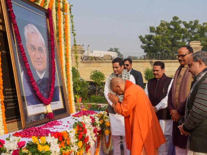 CM Yogi adityanath paid tribute to Atal Bihari Vajpayee birth anniversary ann Atal Bihari Vajpayee Birthday: अटल बिहारी वाजपेयी की जयंती पर सीएम योगी ने दी श्रद्धांजलि, कहा- 'देश और समाज को उन्होंने...'