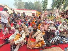 In Pics: कारागार मंत्री धर्मवीर प्रजापति पहुंचे मथुरा जेल, कैदियों से बातचीत कर बांटे कंबल, देखें तस्वीर