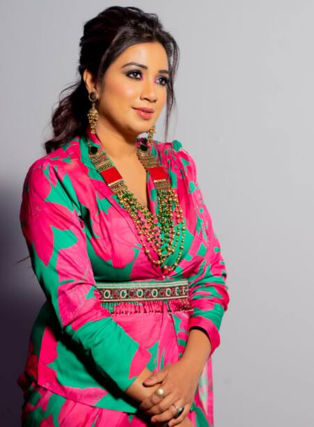 பின்னணி பாடகி ஸ்ரேயா கோஷலின் அழகிய கிறிஸ்துமஸ் ஸ்பெஷல் புகைப்படம்.