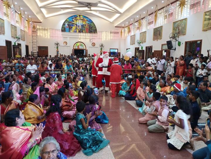 இதனை முன்னிட்டு சர்ச் வளாகம் முழுவதும் மின் விளக்குகளால் அலங்கரிக்கப்பட்டிருந்தது.