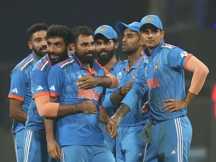 Team India: साल 2023 में टीम इंडिया का महज एक ही मुकाबला बाकी रह गया है. मंगलवार को शुरू हो रहे इस मैच से पहले जानिए भारत के लिए इस साल सबसे ज्यादा विकेट चटकाने वाले गेंदबाज कौन-कौन हैं..