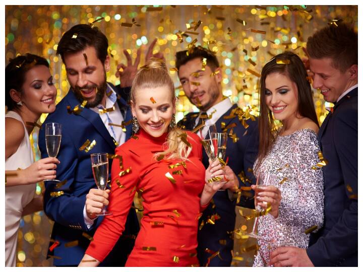 एक शानदार सीक्विन ड्रेस आपको न्यू ईयर की पार्टी के लिए परफेक्ट ग्लैमरस लुक दे सकती है. आप एक छोटा सा और फिटेड सीक्विन ड्रेस चुन सकती हैं. एक शाइनिंग सिल्वर या गोल्डन कलर का सीक्विन बेस्ट रहेगा क्योंकि ये कलर आपको पार्टी रेडी और ग्लैमरस दिखाएंगे.