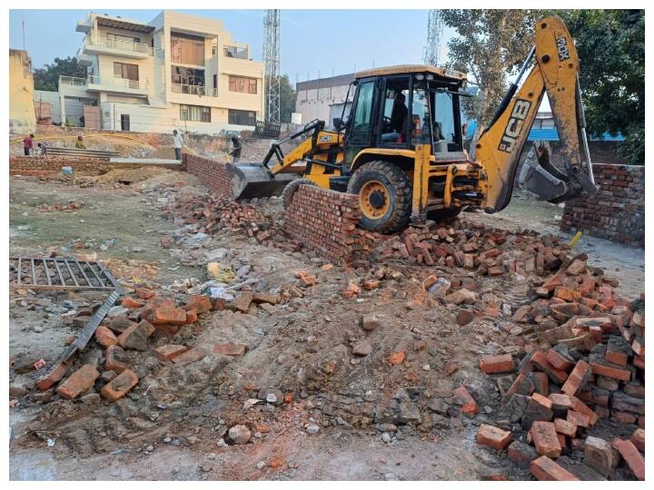 Delhi News MCD action against illegal plotting and construction on agricultural land bulldozer used ann Delhi News: कृषि भूमि पर अवैध प्लाटिंग और निर्माण के खिलाफ एमसीडी की कार्रवाई, चला बुल्डोजर