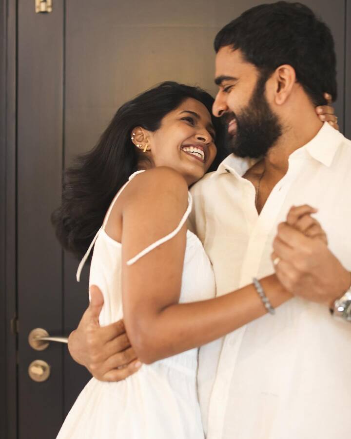 அசோக் செல்வன் - கீர்த்தி பாண்டியன் இருவருமே அவரவர்களின் படங்களில் பிஸியாக இருப்பதால் இருவரும் சேர்ந்து இருக்கும் நேரம் மிகவும் குறைவு தான். இருந்தாலும் அவர்கள் ஒன்றாக இருக்கும் நேரத்தை ரொமான்டிக்காக செலவு செய்கிறார்கள்.