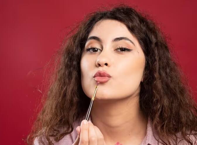 કેટલાક પ્રાકૃતિક અને ઘરગથ્થુ ઉપાયોથી તમે ફાટેલા હોઠની આ સમસ્યાથી તરત જ છૂટકારો મેળવી શકો છો અને તમારા હોઠને ફરીથી કોમળ બનાવી શકો છો. અહીં જાણો ઘરગથ્થુ ઉપાયો.