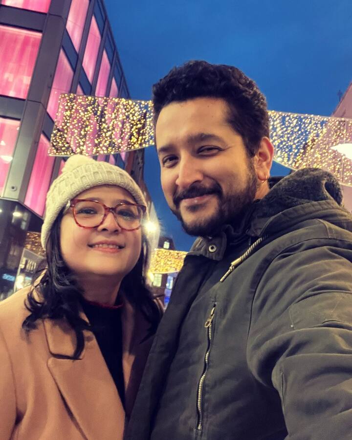 ক্রিসমাসের আনন্দে মজে সদ্য বিবাহিত পরমব্রত চট্টোপাধ্যায় ও পিয়া চক্রবর্তী। আলোয় মোড়া শহরে তাঁরা বেরিয়ে পড়লেন ক্রিসমাসের আনন্দ গায়ে মাখতে।