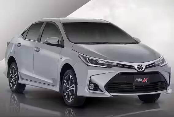 Most Popular Cars in Pakistan: ભારતમાં ઓટોમોબાઇલ માર્કેટ બહુ ઝડપથી વધી રહ્યું છે, પરંતુ બધાને સવાલ થશે કે પાડોશી પાકિસ્તાનનું આ ક્ષેત્રમાં શું છે ડેવલપમેન્ટ, અહીં અમે તમને તેના વિશે બતાવી રહ્યાં છીએ. જાણો અહીં પાંચ એવી કાર જેની પાકિસ્તાનમાં ખુબ છે ડિમાન્ડ, અને તેની ભારતની સરખામણીમાં કેટલી કિંમત ચૂકવવી પડે છે પાકિસ્તાનીઓને.
