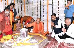 In Pics: अटल बिहारी वाजपेयी की जयंती पर CM योगी ने आगरा को दी बड़ी सौगात, बटेश्वर के मंदिर में की पूजा