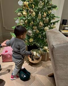 Christmas 2023: सोनम कपूर ने बेटे वायु के साथ मिलकर डेकोरेट किया क्रिसमस ट्री, ट्विनिंग कपड़ों में शेयर की सेलिब्रेशन की तस्वीरें