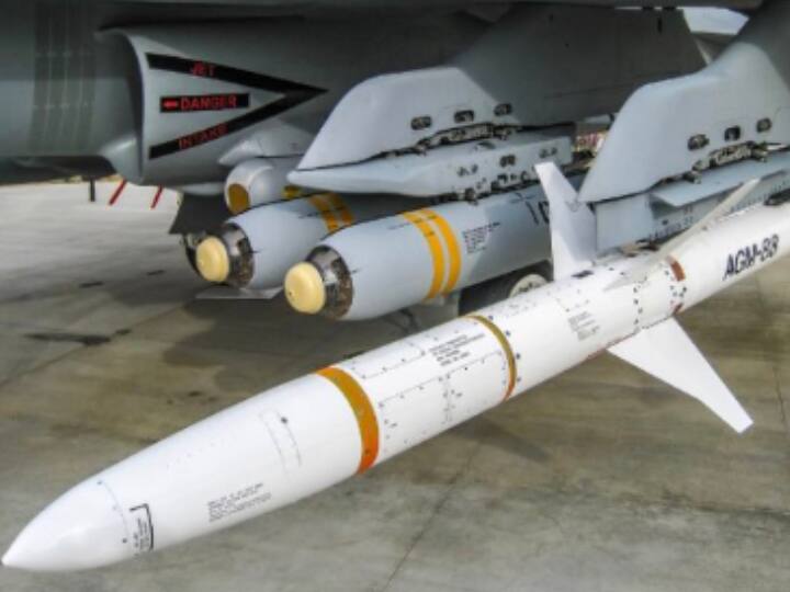 Precision-guided Weapons ऐसे हथियार हैं, जो पहले से तय किए गए लक्ष्य पर बिना निशाना चूके हमला करते हैं. 70 के दशक में अमेरिका ने ऐसे हथियारों का बेहतरीन जखीरा खड़ा कर दिया था. अमेरिका ने साल 1943 में 400 बी-17 को बम गिराने के लिए लॉन्च किया था, जिन्होंने जर्मनी के बॉल-बियरिंग प्लांट्स की धज्जियां उड़ा दी थीं.