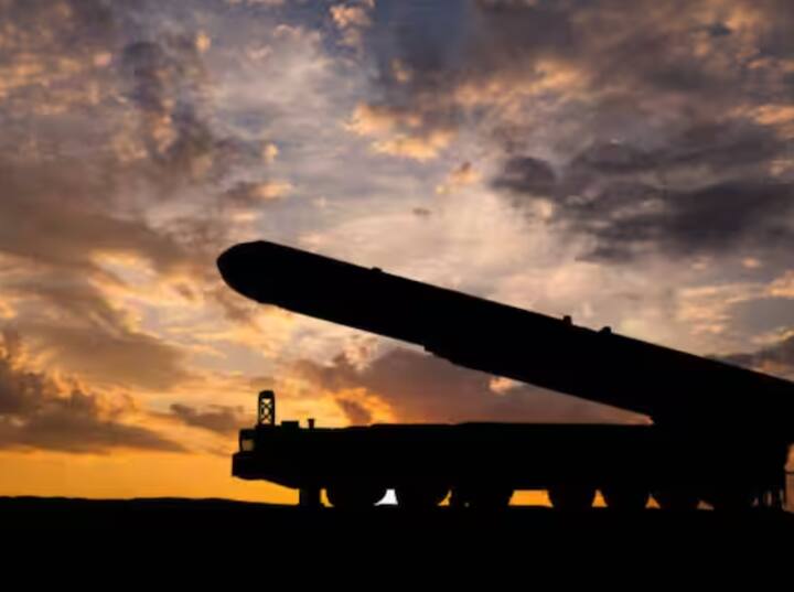 ਅਮਰੀਕਾ ਨੇ ਦੂਜੇ ਵਿਸ਼ਵ ਯੁੱਧ ਦੌਰਾਨ ਪਰਮਾਣੂ ਬੰਬ ਤਿਆਰ ਕੀਤਾ ਸੀ। 1939 ਦੀ ਇਸ ਯੋਜਨਾ ਨੂੰ ਮੈਨਹਟਨ ਪ੍ਰੋਜੈਕਟ ਦਾ ਨਾਮ ਦਿੱਤਾ ਗਿਆ। ਦੂਜੇ ਵਿਸ਼ਵ ਯੁੱਧ ਵਿੱਚ ਅਮਰੀਕਾ ਨੇ ਇਹੀ ਐਟਮ ਬੰਬ ਸੁੱਟ ਕੇ ਜਾਪਾਨ ਦੇ ਹੀਰੋਸ਼ੀਮਾ-ਨਾਗਾਸਾਕੀ ਨੂੰ ਤਬਾਹ ਕਰ ਦਿੱਤਾ ਸੀ।