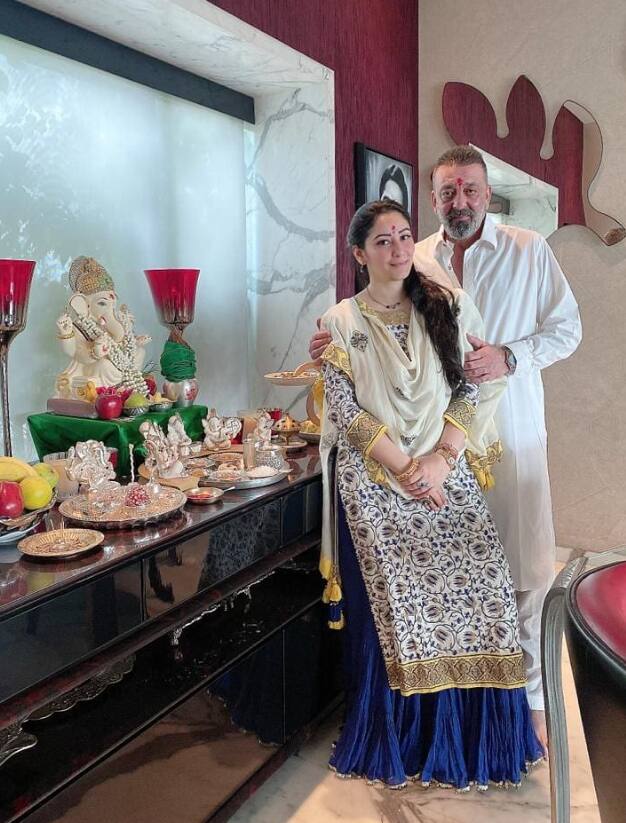 संजय दत्त ने भी 50 की उम्र में मान्यता दत्त से शादी रचाई थी.