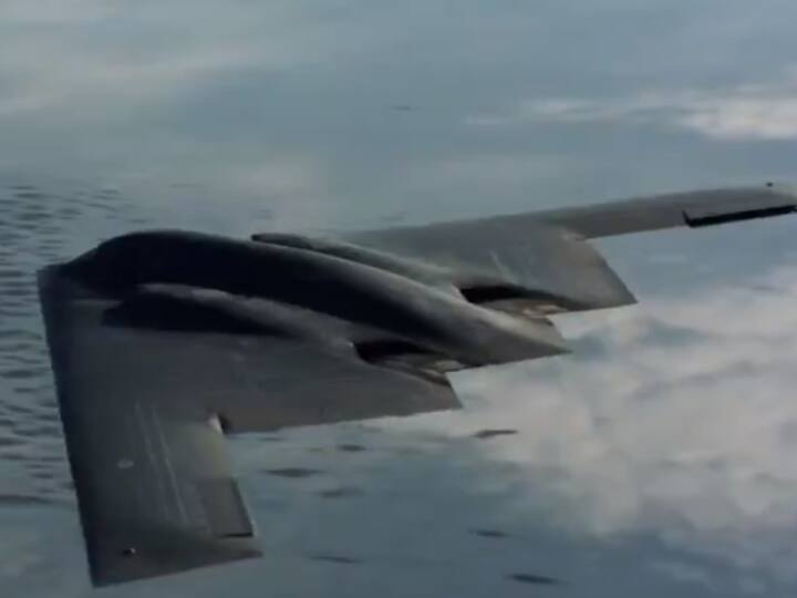 अमेरिका ने लॉकहीड मार्टिन के वैज्ञानिक डेनिस ओवरहोल्सर की मदद से स्टेल्थ नामक लड़ाकू विमान विकसित की, जो राडार की पकड़ में नहीं आते. क्योंकि इनकी गति और एंटी-इंफ्रारेड तकनीक इसे रडार की नजर में आने से बचाती है. अमेरिका ने लॉकहीड F-117 लड़ाकू विमान विकसित किया. ये 1981 में दुनिया का पहला ऑपरेशनल स्टेल्थ एयरक्राफ्ट था.