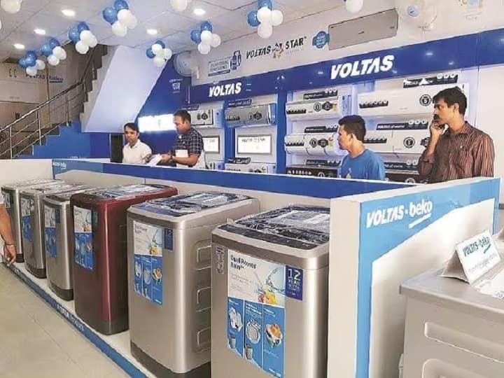 Voltas: वोल्टास का शेयर अभी उसी स्तर के आस-पास है, जहां वह जनवरी 2021 में था. अभी इसका एक शेयर 947.25 रुपये का है.