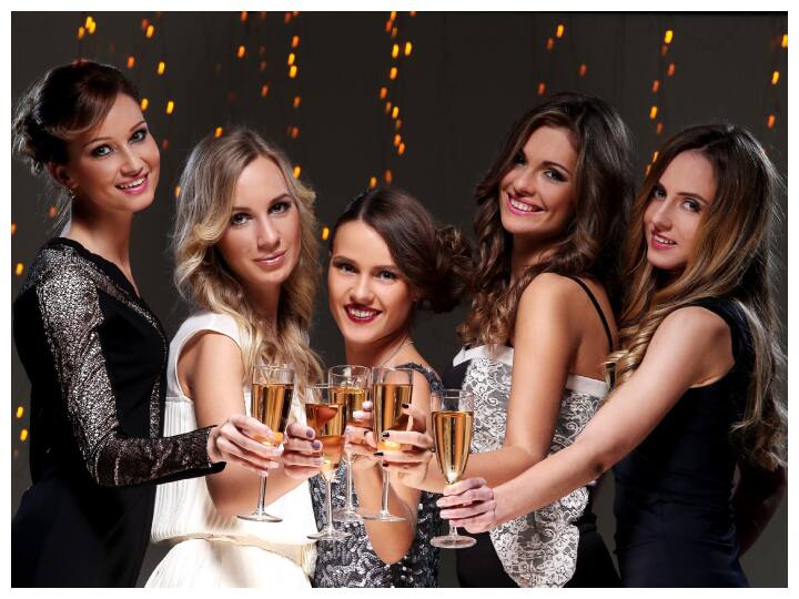 वहीं ठंड से बचने के लिए लिए सीक्विन ड्रेस के साथ एक जैकेट कैरी कर सकती है.यह ग्लैमरस और स्टाइलिश दिखाएगा साथ ही ठंड से भी बचाएगा. इस तरह की एक बॉडी हगिंग ड्रेस के साथ आप ऊंची हील्स और कोई शानदार स्टेटमेंट पीस जैसे चोकर, होप या डायमंड ज्वेलरी पहन सकती हैं. यह आपके ओवरऑल लुक को और भी अट्रैक्टिव बना देगा.