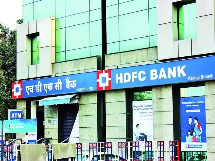 HDFC Bank: मार्केट कैप के हिसाब से यह देश का सबसे बड़ा बैंक है. फरवरी 2021 में इसका एक शेयर करीब 1600 रुपये का था, जो अभी 1670 रुपये से कुछ नीचे ही है. मतलब पिछले 35 महीने में इसका रिटर्न नाम मात्र का है.