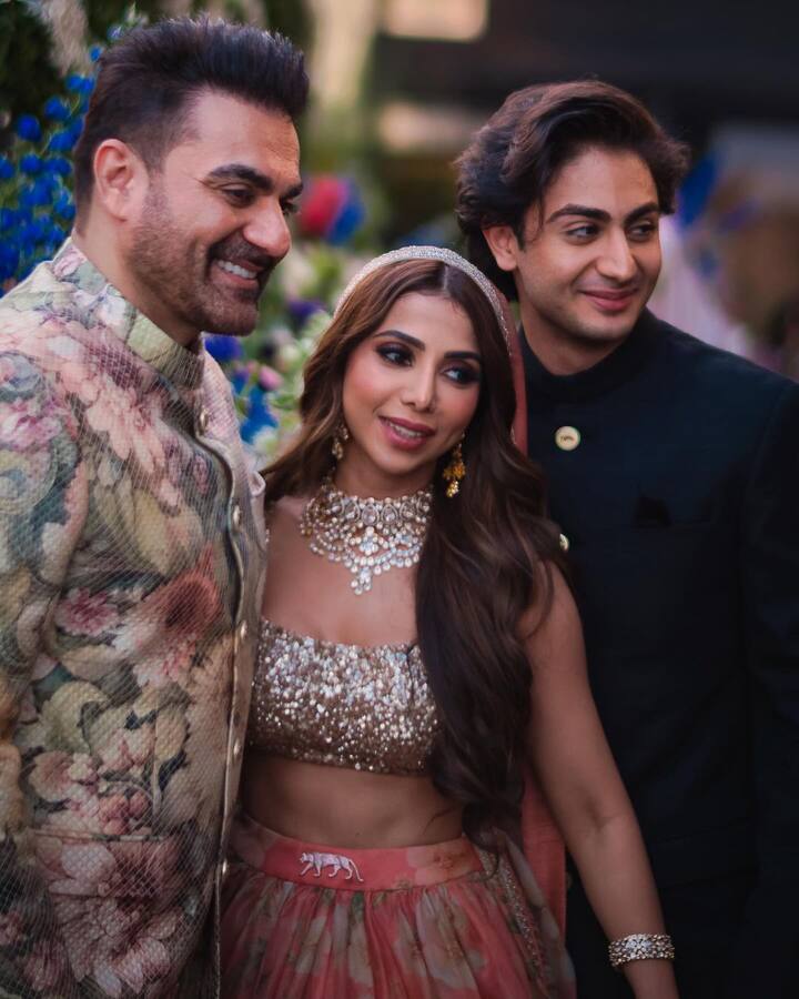 इस दौरान शूरा की अपने सौतेल बेटे अरहान खान के साथ भी जबरदस्त बॉन्डिंग देखने को मिली. दोनों ने एकसाथ कई सारे पोज भी दिए.