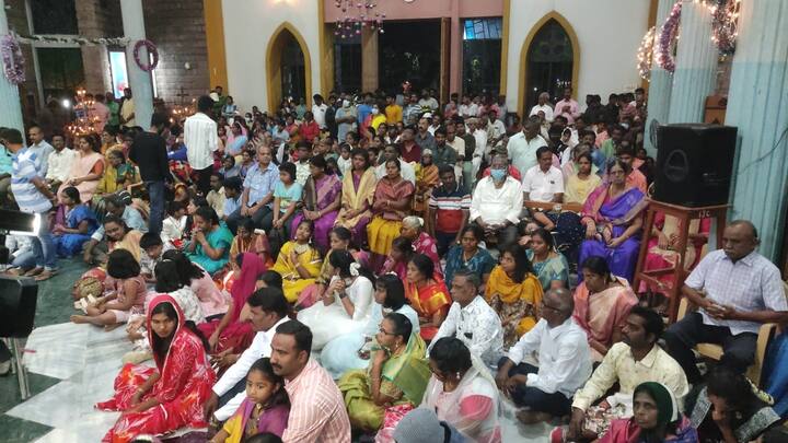 கிறிஸ்துமஸ் விழாவையொட்டி நடைபெற்ற சிறப்பு பிரார்த்தனையில் 1000க்கும் மேற்பட்ட பொதுமக்கள் கலந்து கொண்டனர்.