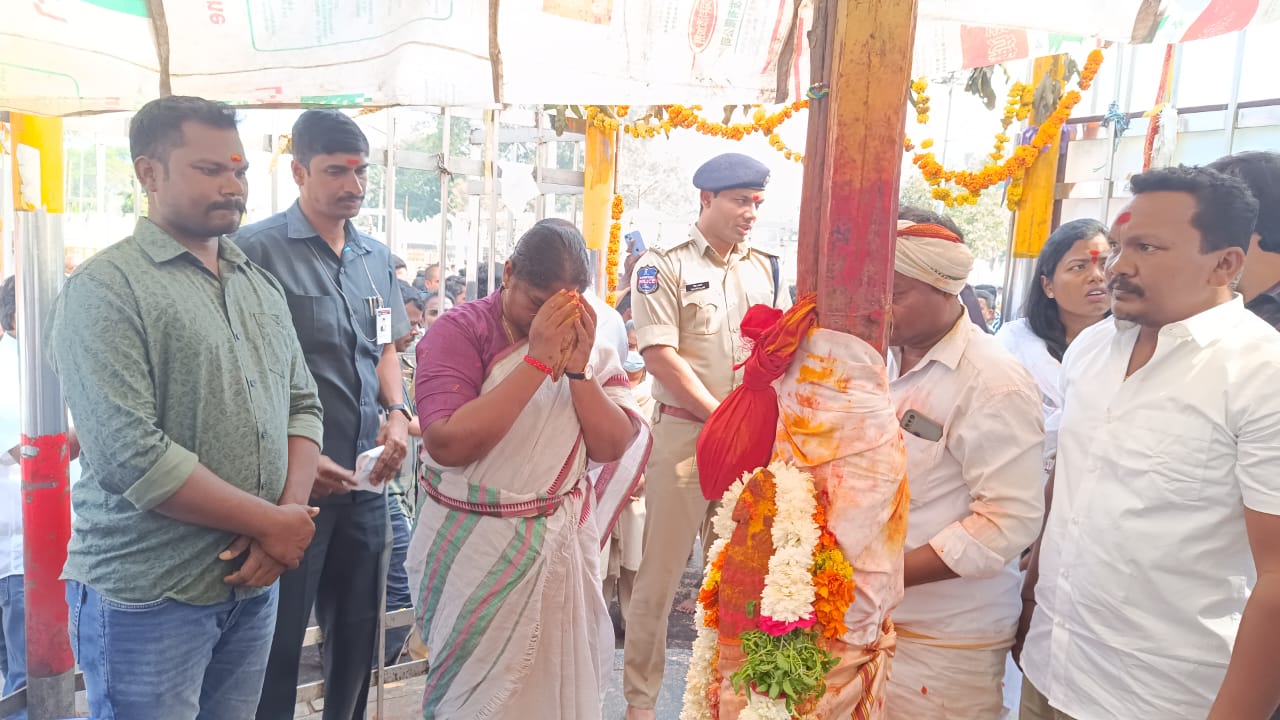 TS Minister Seethakka: సడన్‌గా కాన్వాయ్ దిగి బస్ ఎక్కిన మంత్రి సీతక్క, అసలేం జరిగింది!