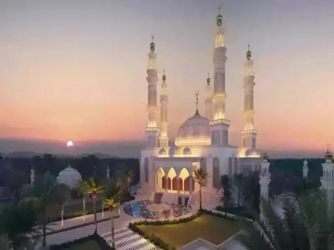 अयोध्येमध्ये एकीकडे राम मंदिर निर्माण कार्य अंतिम टप्प्यात असताना लवकरच मशीद बांधण्याचं कामही सुरु होणार आहे.