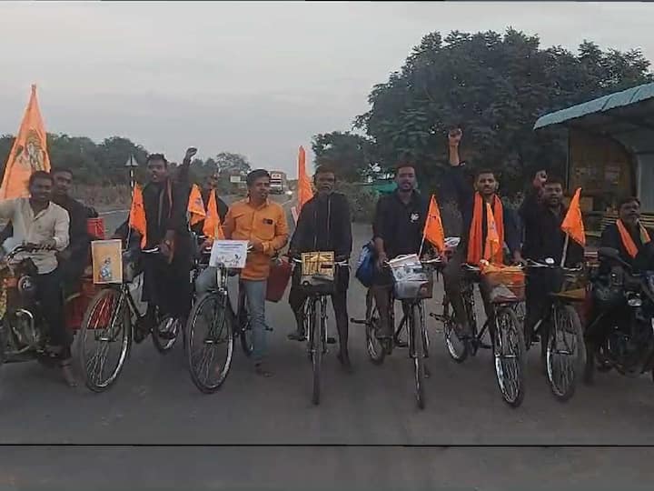 Ayodhya Ram temple Seven young men from Telangana started a journey of 1150 km on bicycle carrying 1 kg silver brick for Ram temple in Ayodhya Ram Mandir : चांदीची वीट घेऊन सात युवक निघाले अयोध्येला; सायकलीने करणार 1150 किलोमीटरचा प्रवास