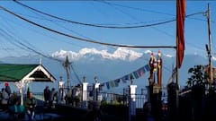 Darjeeling Kanchenjunga View : বড়দিনে চোখ জুড়ানো সোনালি আলোয় রুপোলি কাঞ্চনজঙ্ঘা, দেখুন ছবি