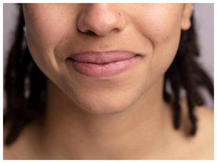 शहद - शहद में मॉइश्चराइजिंग और हीलिंग गुण होते हैं. इसे लगाने से होंठ मुलायम और कोमल हो जाते हैं.