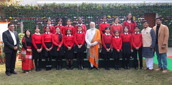 নিজের বাসভবনে খ্রিস্টান সম্প্রদায়ের নাগরিকদের সঙ্গে উৎসবে মাতেন প্রধানমন্ত্রী।