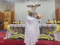 Merry Christmas: वाराणसी में देर रात गिरजाघरों में गूंजी घंटियों की आवाज, तस्वीरों में देखें आकर्षक चर्च का नजारा