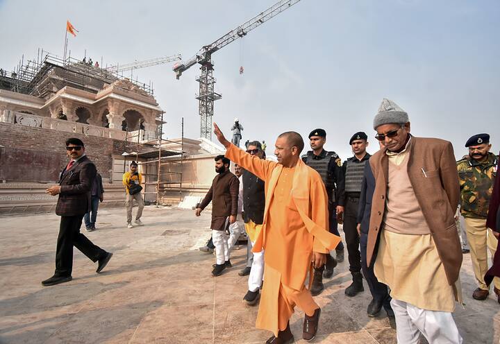 Ayodhya Ram Mandir : प्राणप्रतिष्ठा कार्यक्रमाची सुरुवात एक आठवडा अगोदर वैदिक विधींनी होईल. दरम्यान, रामलला मंदिराच्या बांधकामाची अनेक फोटो समोर आले आहेत.