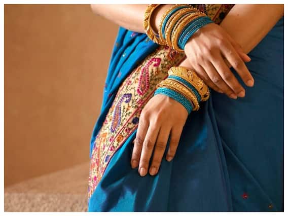 પટોળા સાડી પટોળા સાડી એ ગુજરાતની ખાસ સાડી છે જેને ગુજરાતીમાં 'પટોલુ' કહેવામાં આવે છે. તે એક પરંપરાગત સાડી છે જે પાટણ અને રાજકોટ જેવા ગુજરાતી શહેરોમાં વણાય છે.