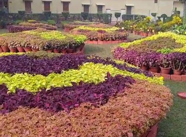 मालवीय भवन में 25 दिसंबर से 27 दिसंबर तक तीन दिवसीय पुष्प प्रदर्शनी का आयोजन किया गया है. पुष्प प्रदर्शनी में सैकड़ों किस्म के रंग बिरंगे फूल देखने को मिल सकते हैं.