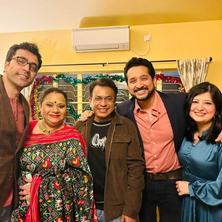 পরম-পিয়ার রিসেপশনে দেখা গেল অভিনেতা আবির চট্টোপাধ্যায় এবং তাঁর স্ত্রী নন্দিনী চট্টোপাধ্যায়কে। প্রসঙ্গত, বিয়ের পর সোশ্যাল মিডিয়ায় যে তীব্র ট্রোলিংয়ের মুখোমুখি হয়েছিলেন পরম-পিয়া, তার বিরুদ্ধে প্রকাশ্যেই সরব হতে দেখা গিয়েছে আবির পত্নী নন্দিনীকে। প্রথম থেকেই তিনি পরম-পিয়ার পাশে ছিলেন। এদিন অভিনেতা রুদ্রনীলকেও দেখা যায় রিসেপশনের পার্টিতে। ছবি- ইনস্টাগ্রাম