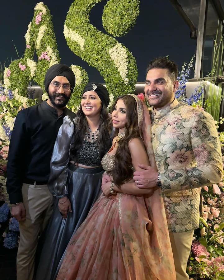 इन फोटोज में सभी की मुस्कुराहत बता रही हैं कि कपल की शादी में सबने खूब एंजॉय किया है.