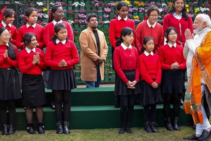ख्रिसमसच्या दिवशी भेटवस्तू देण्याच्या परंपरेचा उल्लेख करून ते म्हणाले की, यानिमित्ताने येणाऱ्या पिढ्यांना अधिक चांगली पृथ्वी कशी देता येईल याचा विचार व्हायला हवा असेही त्यांनी म्हटले.