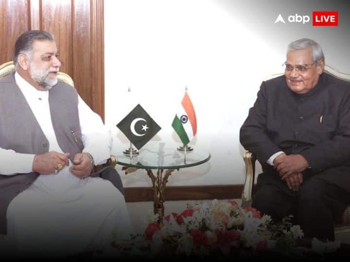 अटल के जवाब ने सबको हंसाया : महिला पत्रकार की शर्त सुनकर हर कोई चौंक गया, लेकिन अटल बिहारी वाजपेयी कुछ देर रुके फिर हंसते हुए कहा कि “मैडम मैं भी आपसे शादी करने को तैयार हूं, लेकिन मेरी भी एक शर्त है. मुझे दहेज में पूरा पाकिस्तान चाहिए.” अटल बिहारी वाजपेयी के इस जवाब को सुनकर सभी पत्रकार हंसने लगे. अगले दिन यह खबर मीडिया में खूब चर्चा में रही.