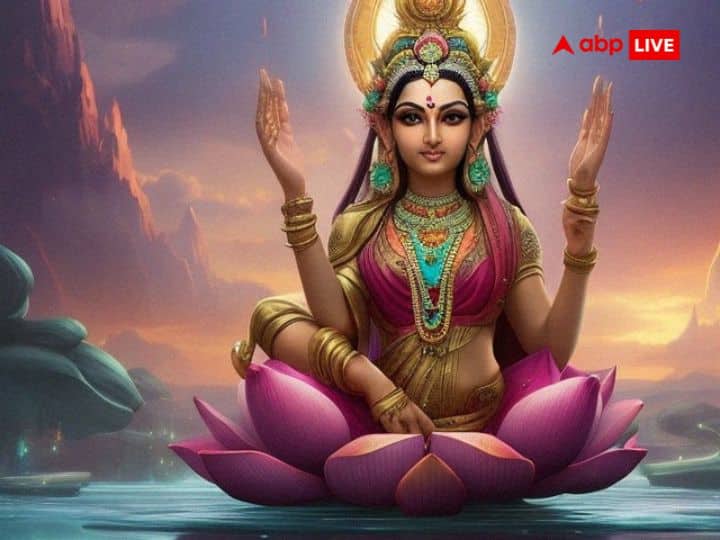 अगहन पूर्णिमा के दिन मां लक्ष्मी और भगवान विष्णु की एक साथ पूजा करें. पूजा में लक्ष्मी जी को पीले रंग की 11 कौड़ियां अर्पित करें और श्रीसूक्त स्त्रोत का पाठ करें. पूजा समाप्त होने के बाद कौड़ियों को लाल रंग के कपड़े में बांधकर तिजोरी में रख दीजिए. इससे आर्थिक तंगी दूर होती है.