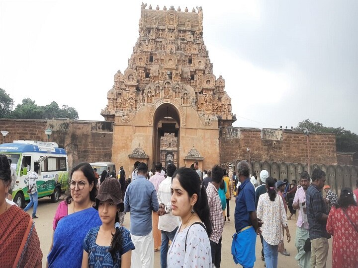 தொடர் விடுமுறையால் தஞ்சை பெரியகோயிலில் குவிந்த பக்தர்கள்... போக்குவரத்து நெரிசலால் திணறும் வாகனங்கள்