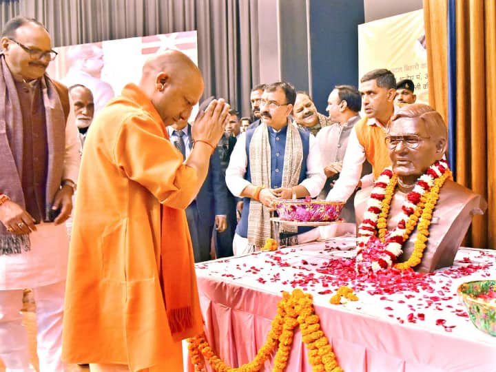 Atal Bihari Vajpayee: 'अटल जी ने बताई देश में स्थिर सरकारें किस तरह जरूरी, आज तक चल रही परंपरा'- सीएम योगी cm yogi Adityanath tribute former prime minister Atal Bihari Vajpayee in Lucknow Atal Bihari Vajpayee: 'अटल जी ने बताई देश में स्थिर सरकारें किस तरह जरूरी, आज तक चल रही परंपरा'- सीएम योगी