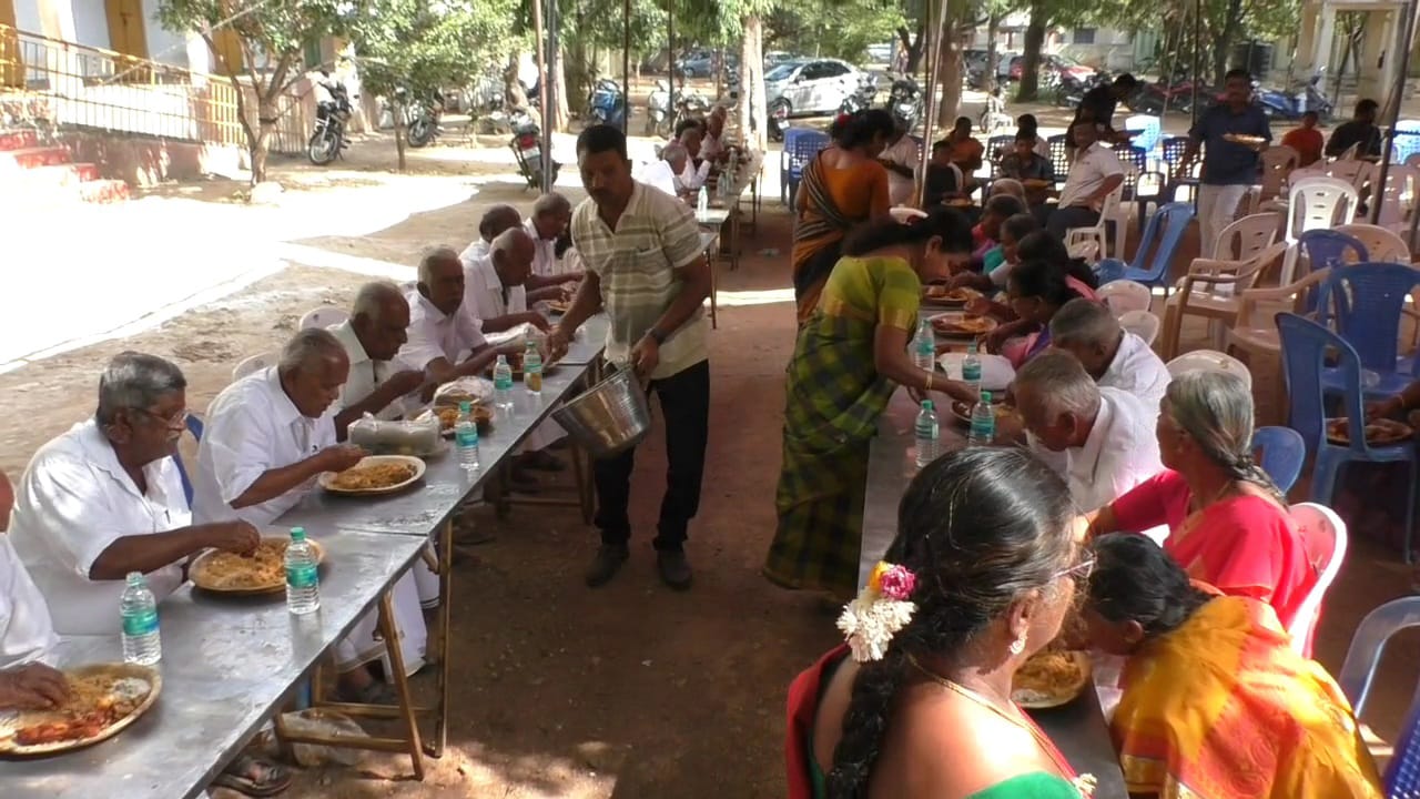 36 ஆண்டுக்கு பின் சந்திப்பு..வகுப்பறையில் மீண்டும் மாணவர்களாக, ஆசிரியர்களாக - தருமபுரியில் நெகிழ்ச்சி